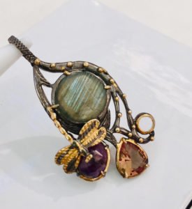 zultanite pendant changing its color to green under light