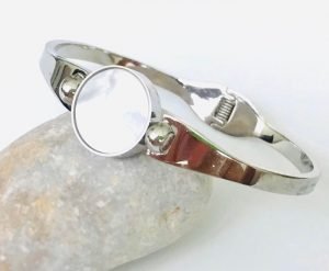eversible Charm Stain Steel Cuff Bangle Onix Pearl of Mother Silver for women