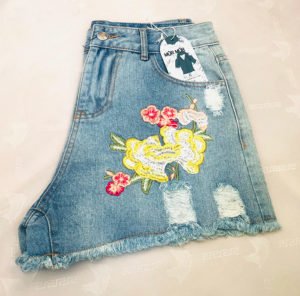an half-folded short pant with floral design