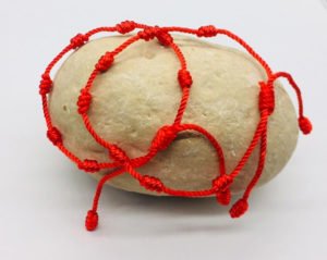 dos pulseras en la roca