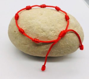 Pulsera-de-los-7-nudos en la roca