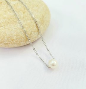 collar perla silver color