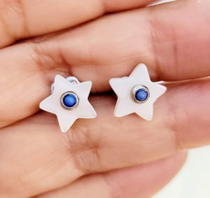 pearl of mother earrings made of blue agate stone