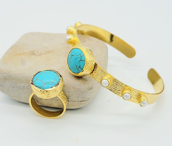 turquoise bracelet ring displaying