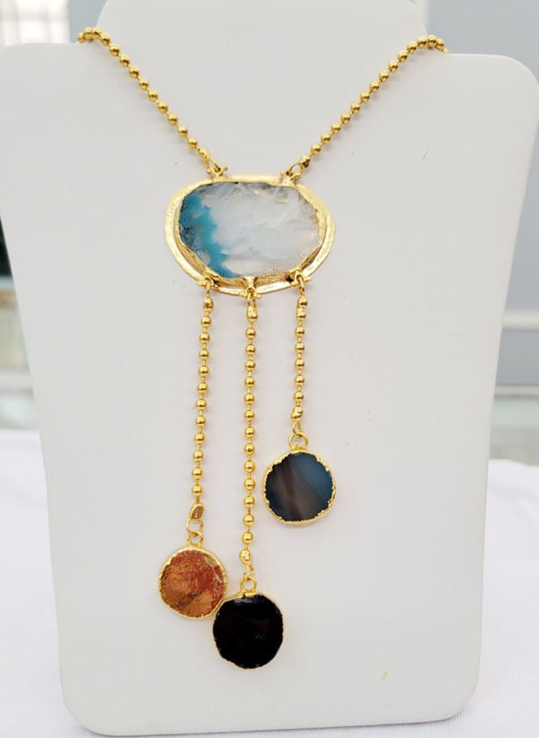 an agate stone necklace made in a 18k of gold