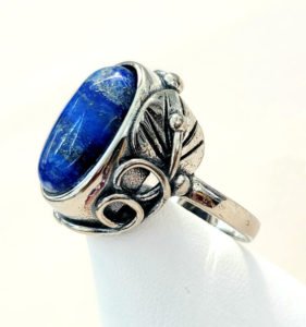 the side view of lapis lazuli gemstone silver